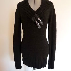 BLACK KNIT V-NECK SWEATER WITH BUCKLE ACCENT